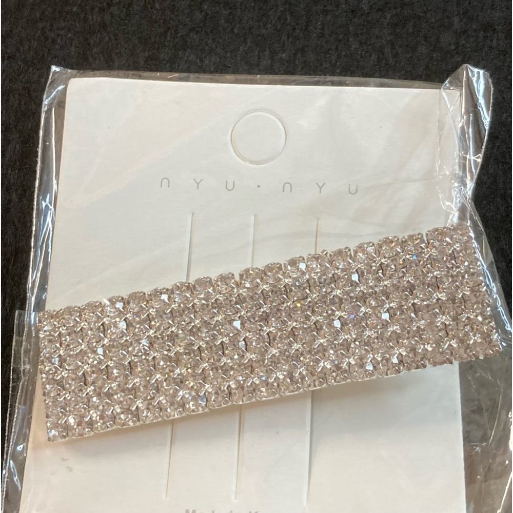 NYU •NYU rhinestone silver hair clip